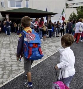 Napoli, scuola nega l’iscrizione a un bambino disabile: «Non possiamo gestirlo in aula»
