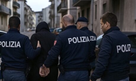 Napoli, in fuga con la droga sulla bici elettrica: arrestato 30enne