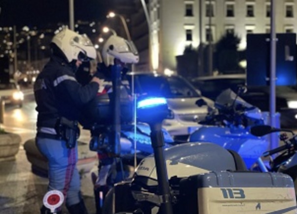 Napoli, sorpresi con una pistola replica a bordo di uno scooter rubato: hanno 14 e 15 anni