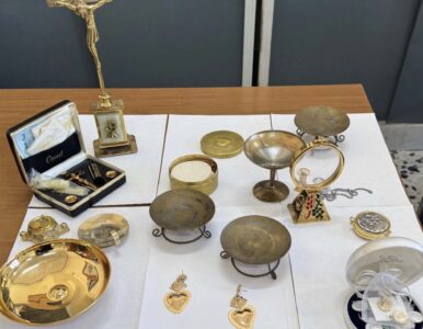 Napoli, ruba oggetti sacri in oro e tenta "cavallo di ritorno" alla suora: "Portami 2000 euro"