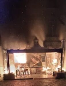 Napoli, dà fuoco al bar del fratello dopo una lite, terrore tra i clienti: arrestata 52enne