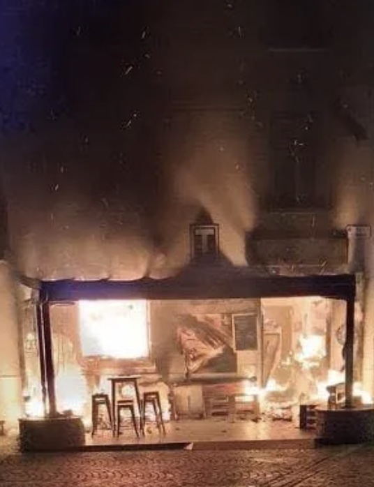 Napoli, dà fuoco al bar del fratello dopo una lite, terrore tra i clienti: arrestata 52enne