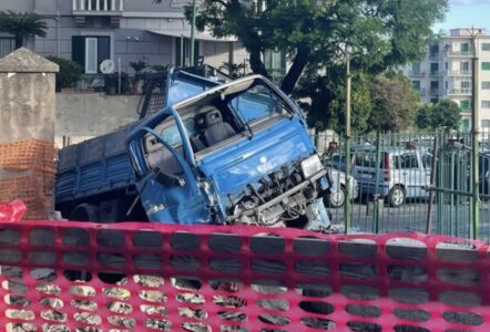 Napoli, guasto ai freni: camion impazzito perde il controllo e travolge auto parcheggiate e scooter