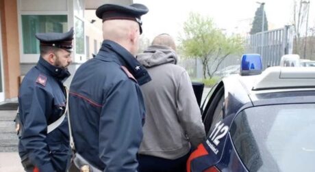 Napoli. 34enne arrestato, le minacce all'ex moglie: "Torna o mando un nostro video intimo a nostro figlio"