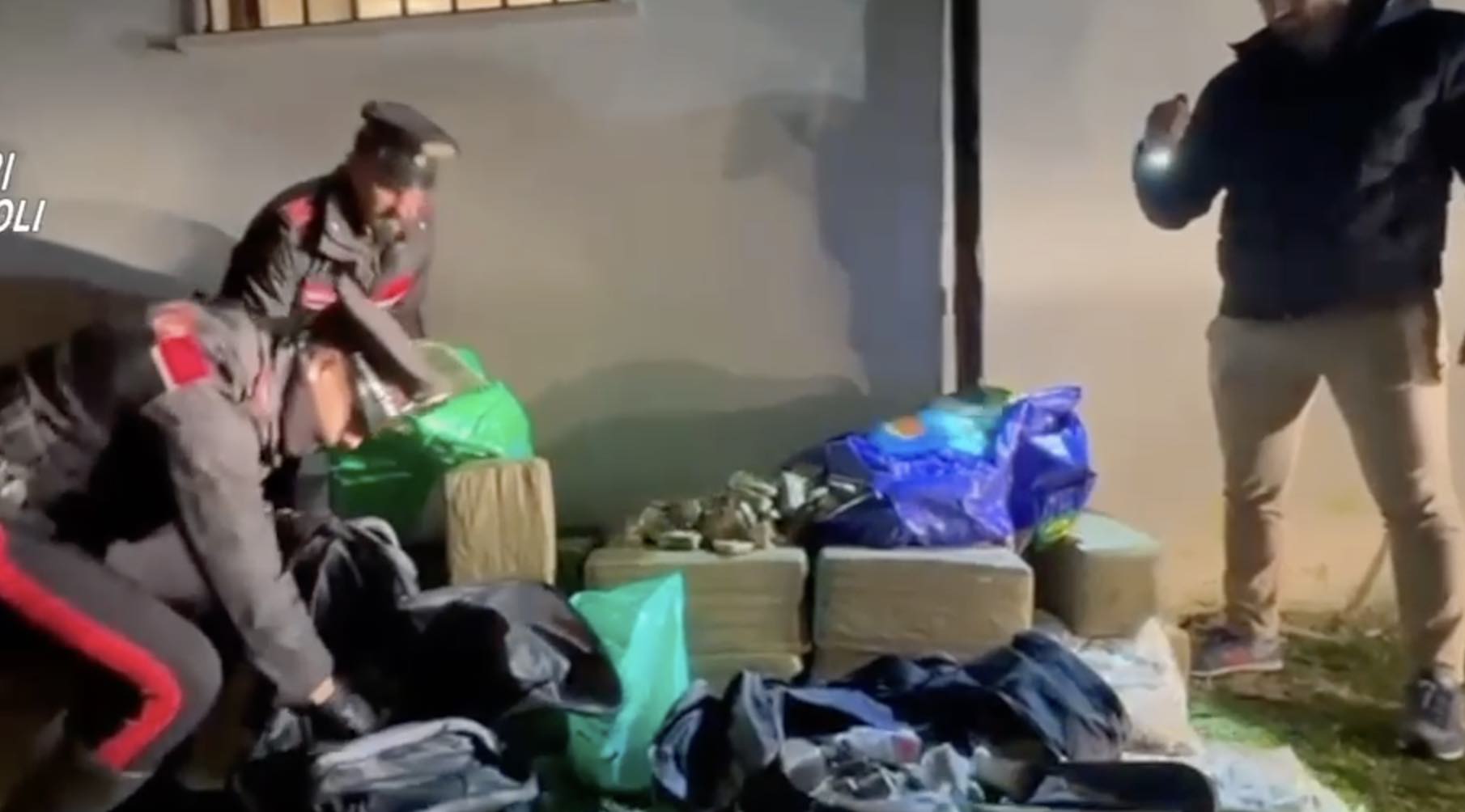 Napoli, maxi operazione antidroga dei Carabinieri: cinque arresti, sequestrati oltre 100 chili di stupefacenti