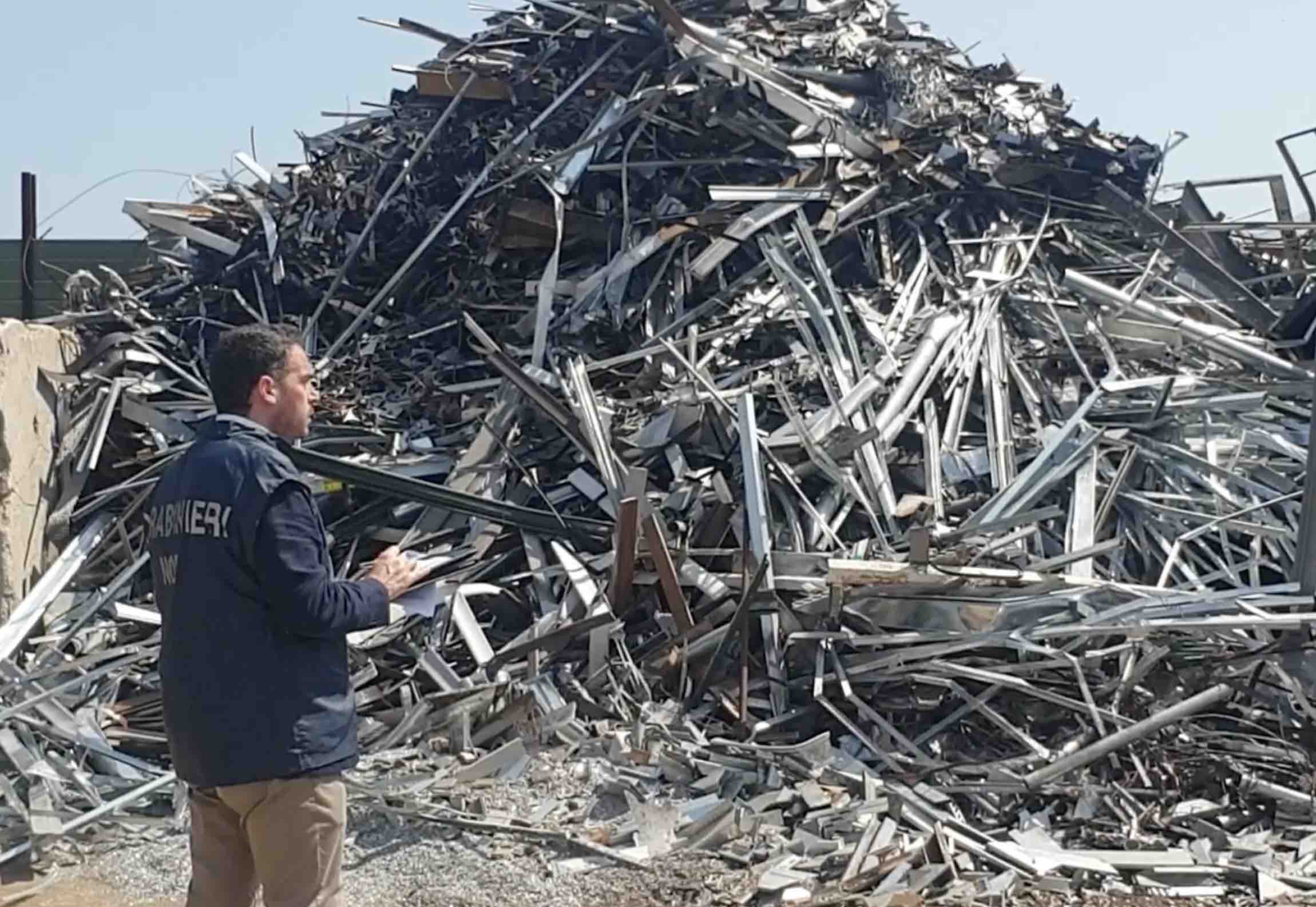 Napoli. Tonnellate di rifiuti pericolosi diretti in Turchia, carabinieri bloccano la spedizione: arrestato 32enne