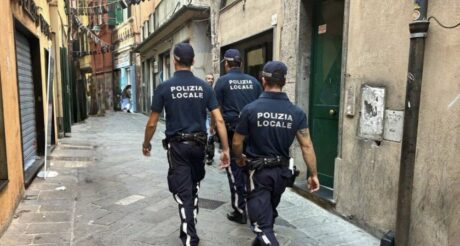 Napoli, rapinano turista in via Toledo: rubati collana e orologio di lusso. Due arresti