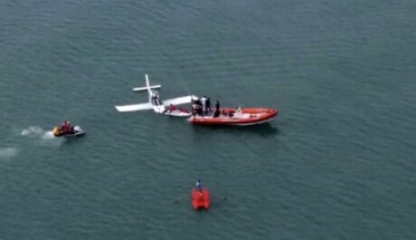 Napoli, aereo ultraleggero precipita in mare: pilota e passeggero salvati dalla Guardia Costiera