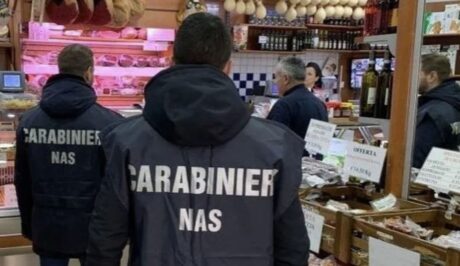 Carne scaduta e venduta ai clienti, insetti e topi tra il cibo: chiusi 8 supermercati tra Napoli e provincia
