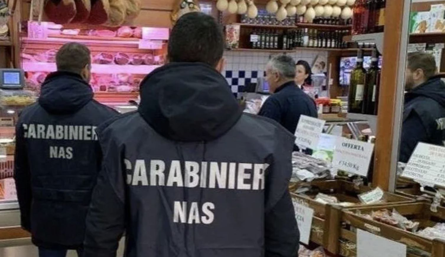 Carne scaduta e venduta ai clienti, insetti e topi tra il cibo: chiusi 8 supermercati tra Napoli e provincia