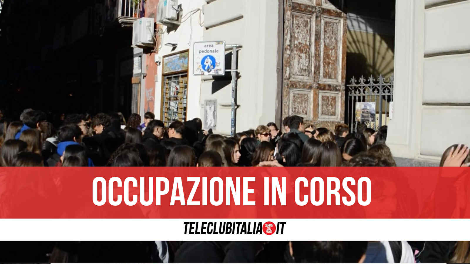 proteste pro pal a napoli studenti occupano il liceo genovesi
