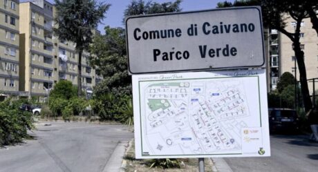 Caivano, aggredisce l’ex moglie con calci e pugni davanti alla chiesa: arrestato 34enne