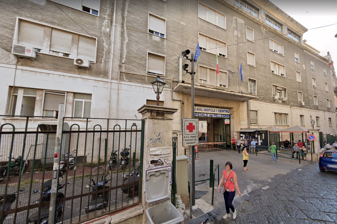 Napoli, tappo di metallo incastrato nell’esofago: paziente salvato al Pellegrini