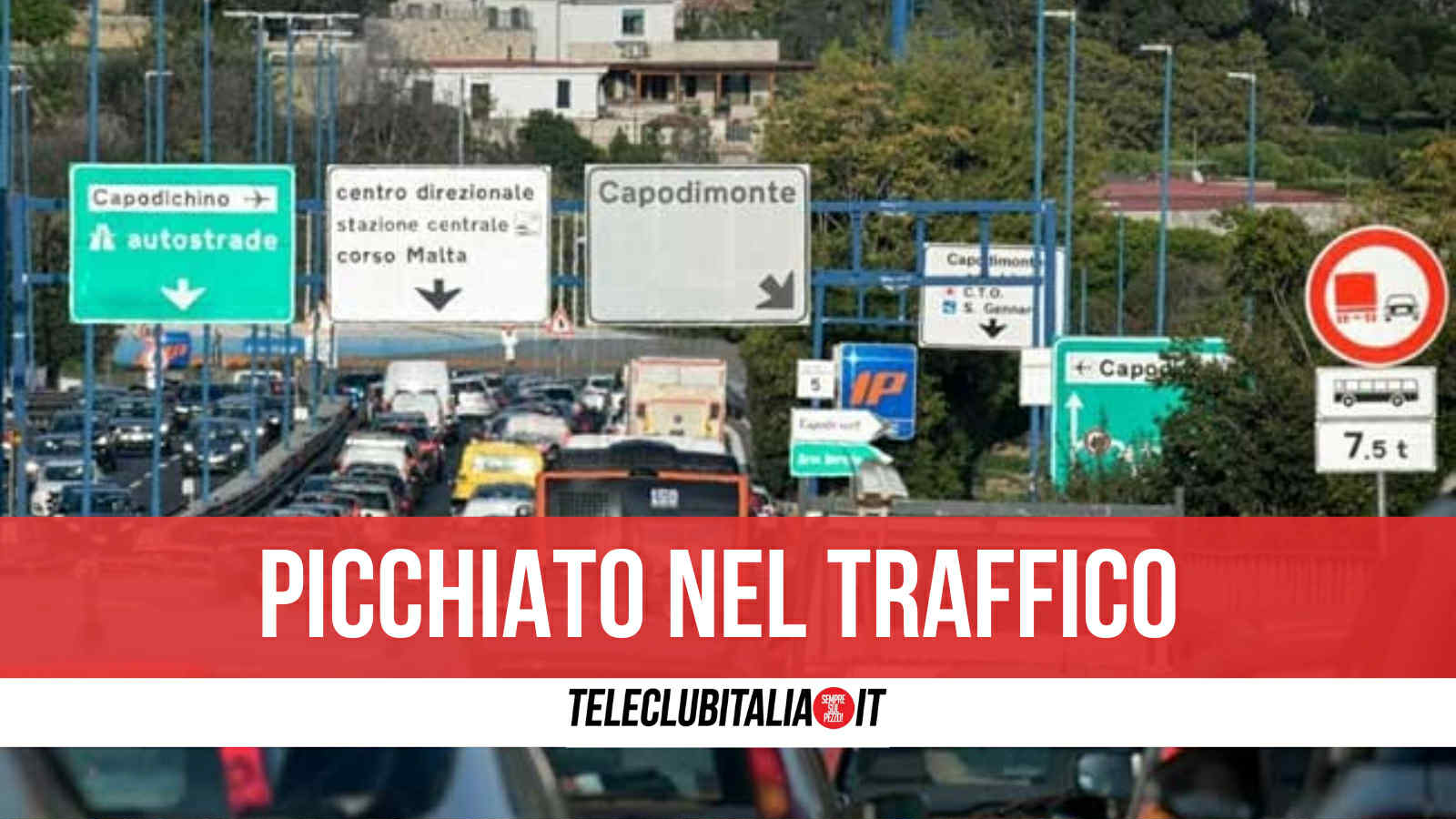 Lite nel traffico della Tangenziale di Napoli, scende dall’auto e prende a botte un automobilista