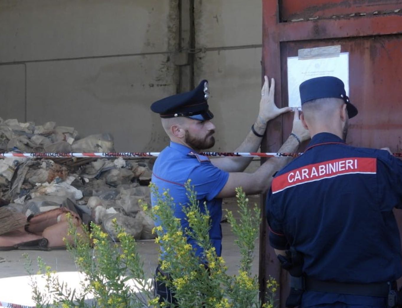Terra dei Fuochi, scoperto a Pinetamare un enorme deposito abusivo di rifiuti illeciti: denunciato amministratore