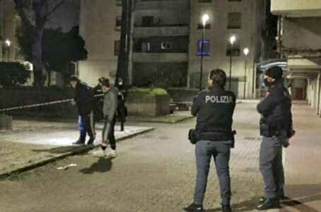 Napoli, tentativo di rapina finisce nel sangue: 39enne ferito da un colpo di pistola