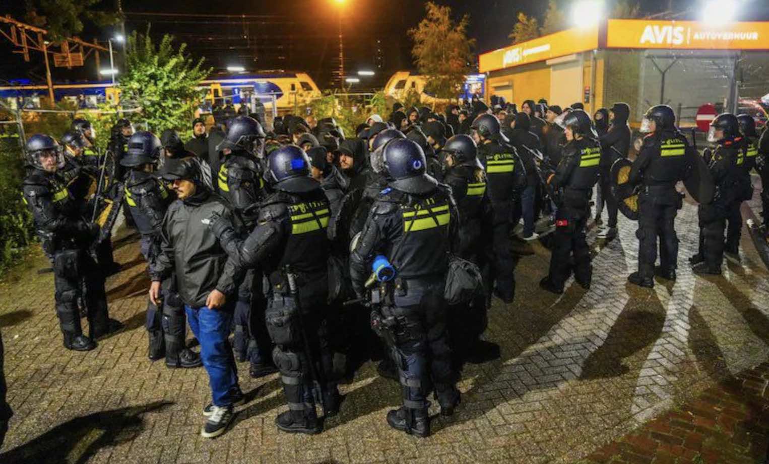 Arrestati circa 180 tifosi del Napoli nel centro città: alta tensione alla vigilia di PSV-Napoli
