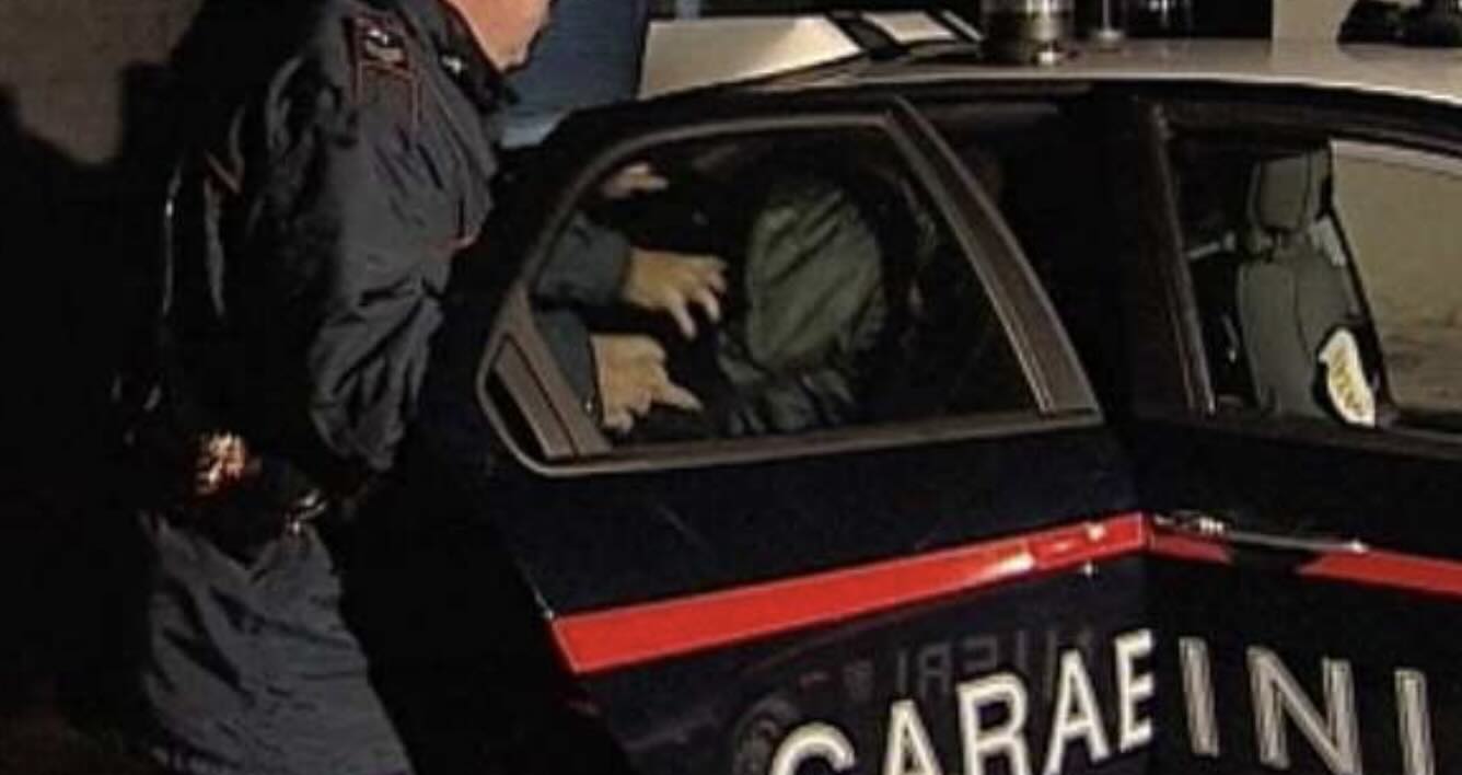 quarto sigarette di contrabbando e botti illegali arrestato 26enne