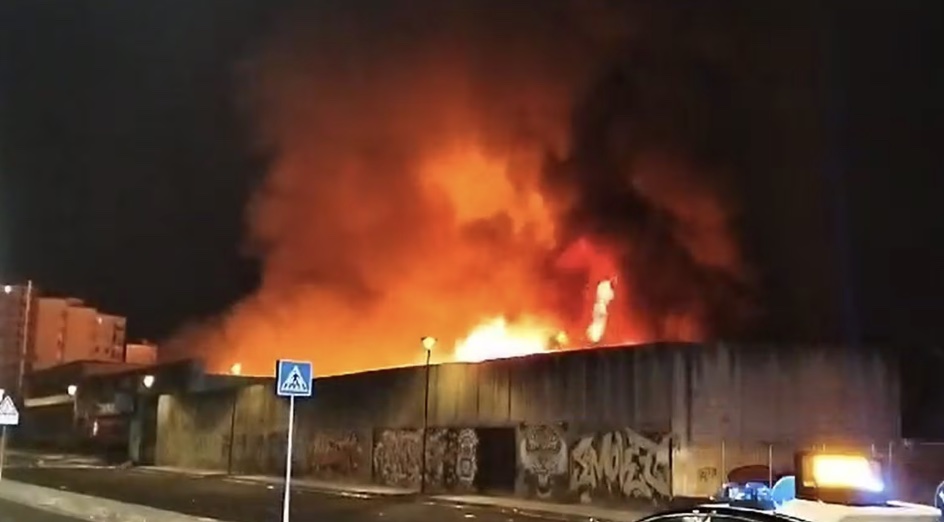 Maxi incendio nella notte a Ponticelli: fiamme altissime e nube di fumo
