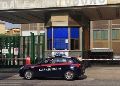Napoli, "10 euro e ti incendio la macchina": abusivo pretende soldi dai nonni in visita al nipotino al Santobono