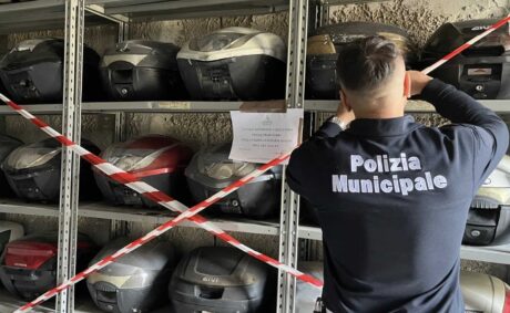Scampia, scoperto manufatto abusivo e attività di riciclaggio di pezzi di auto e moto