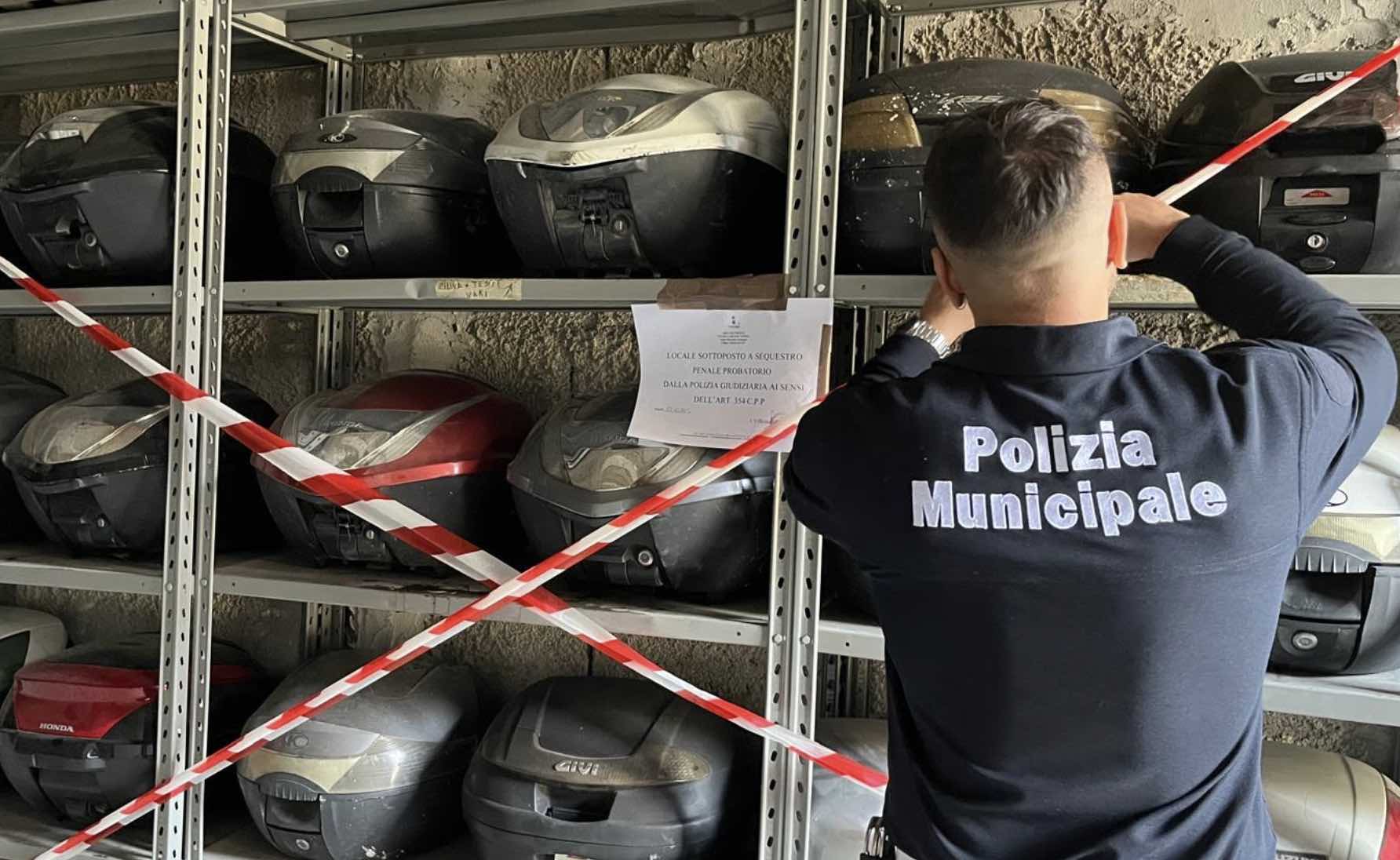 Scampia, scoperto manufatto abusivo e attività di riciclaggio di pezzi di auto e moto