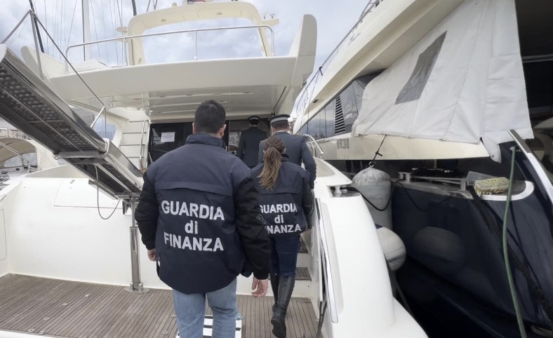 Sant'Antimo, confiscati due yacht di lusso da oltre 500mila euro ad affiliato del Clan Aversano