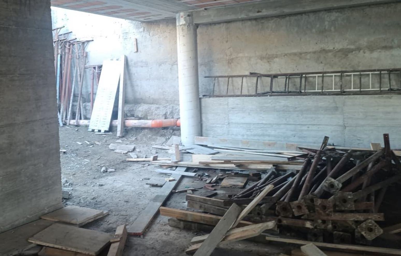 Cantiere abusivo a Secondigliano: sequestrata area di 430 mq, denunciato il proprietario