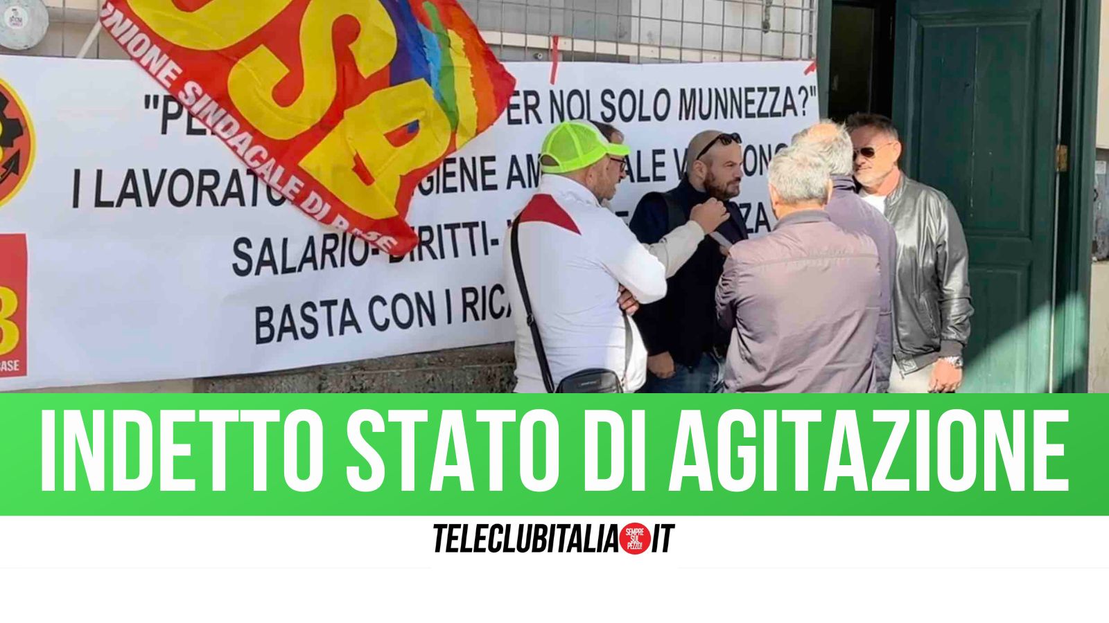 aversa sit in di protesta dei lavoratori della tekra davanti al comune ripristinare isole ecologiche