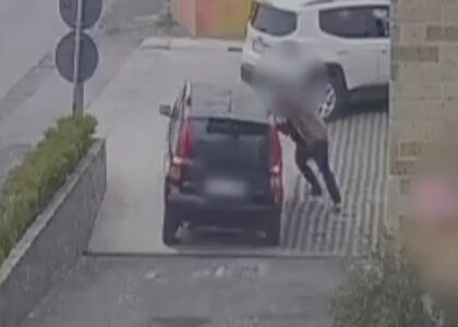 Somma Vesuviana, “Fermati, voglio solo parlare”: ex compagno assale donna al distributore. Era armato di coltello