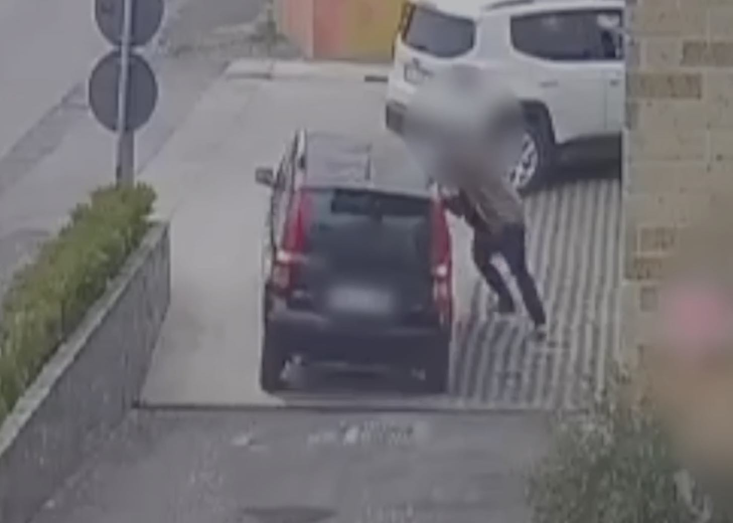 Somma Vesuviana, “Fermati, voglio solo parlare”: ex compagno assale donna al distributore. Era armato di coltello