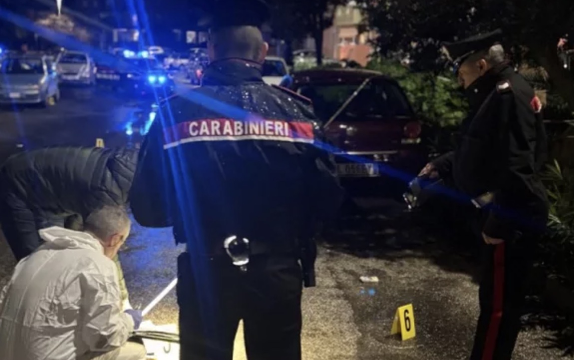 Spari a Secondigliano: 20enne ferito alle gambe dopo un incidente stradale