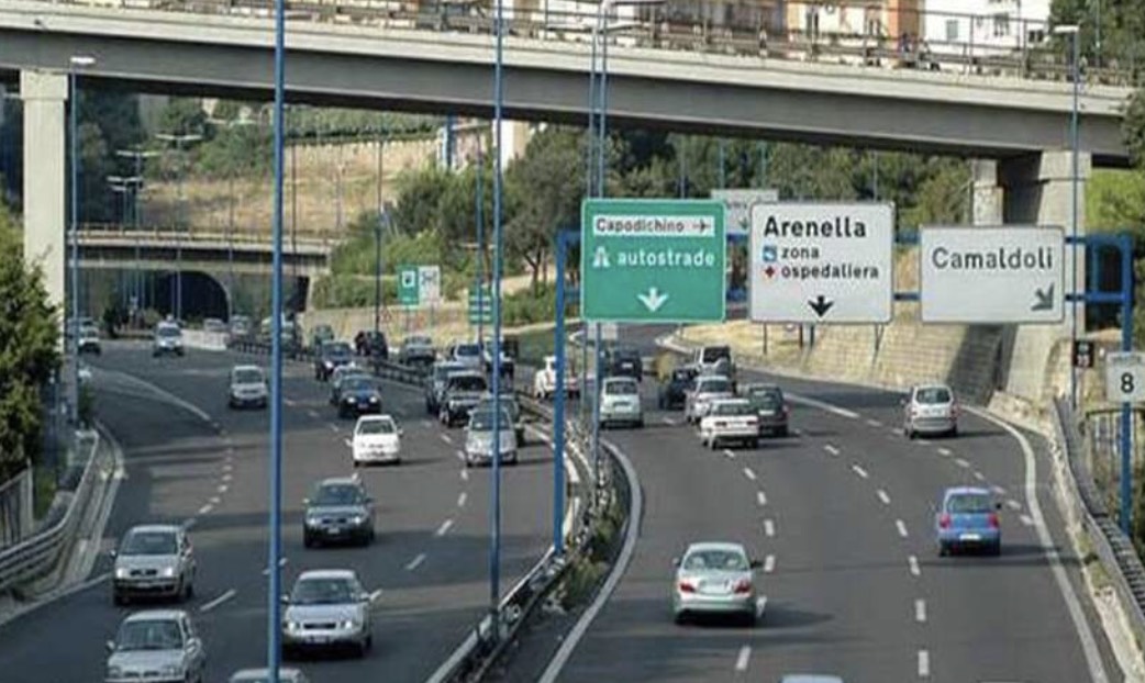 Betoniera travolge auto sulla Tangenziale di Napoli e scappa al porto per imbarcarsi sul traghetto: denunciato