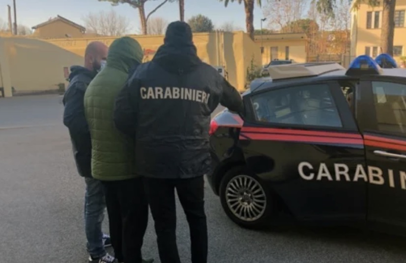 "Non lavoro, vendo droga per vivere": 22enne arrestato a Torre del Greco dopo controllo
