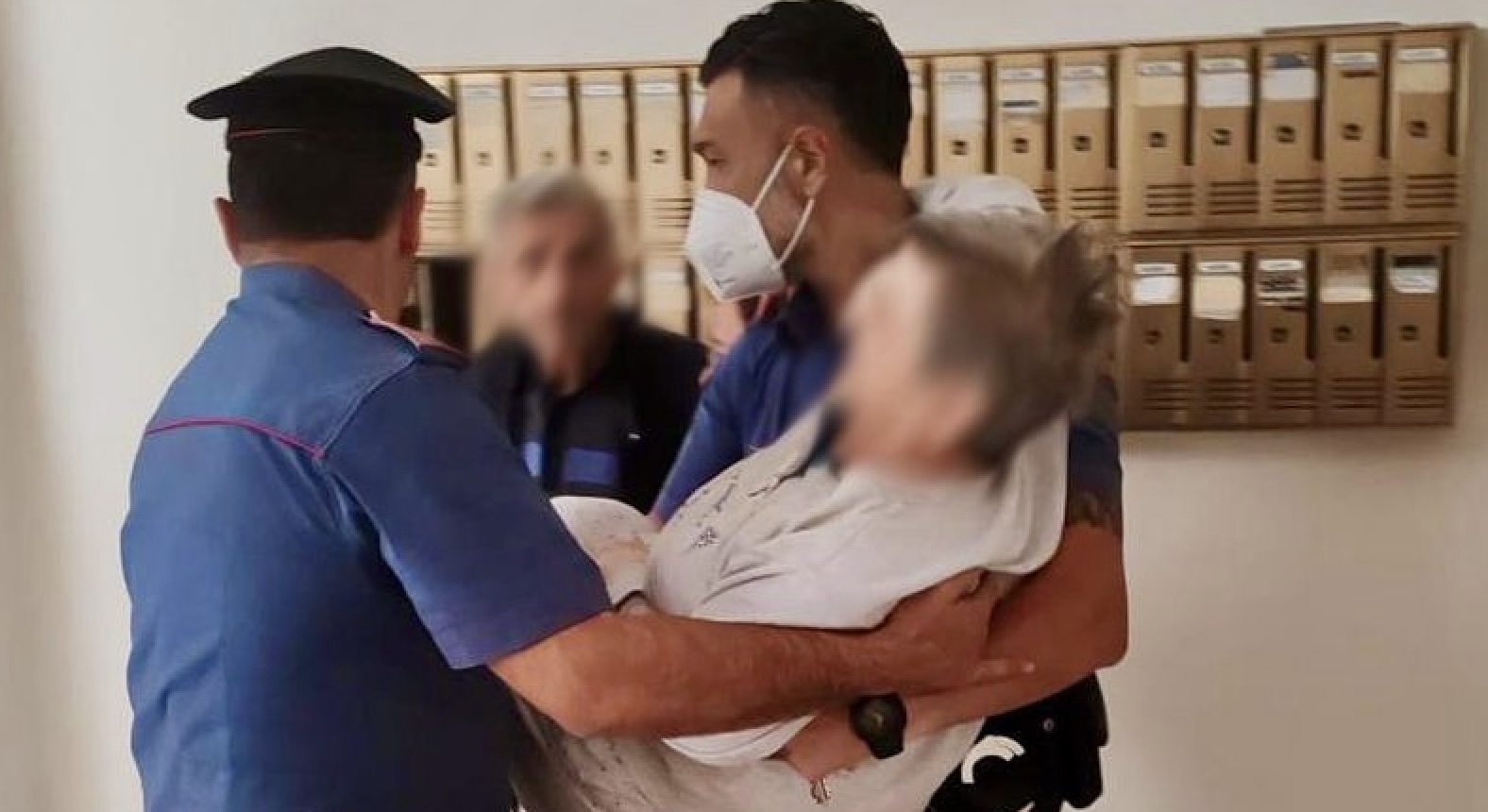 Villaricca, incendio in un appartamento: carabinieri salvano un’anziana disabile intrappolata tra le fiamme