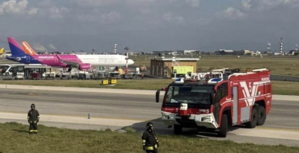 Volo WizzAir da Sharm el-Sheikh a Roma costretto ad atterraggio d'emergenza a Napoli