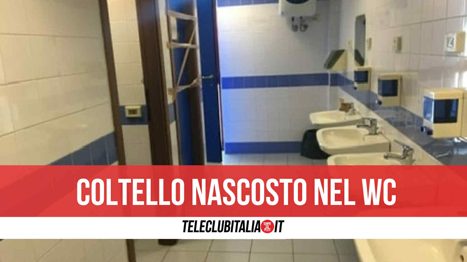 napoli prof controlla i bagni maschili e trova un coltello di 20 centimetri arrivano i carabinieri