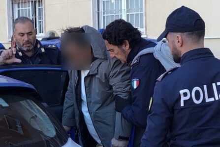 Afragola, cocaina in auto: investe i poliziotti per evitare l'arresto: bloccato 33enne