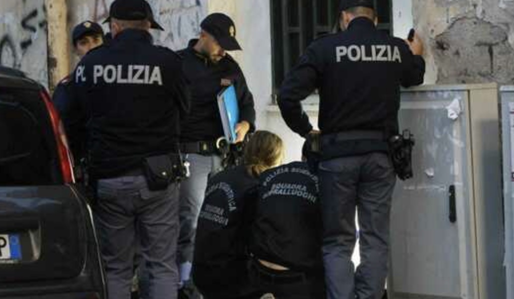 Napoli, agguato nella notte: 19enne centrato da colpo di pistola in faccia. È in fin di vita