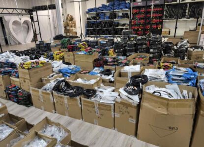 Barra: capannone industriale trasformato in deposito abusivo di esplosivi e merce contraffatta