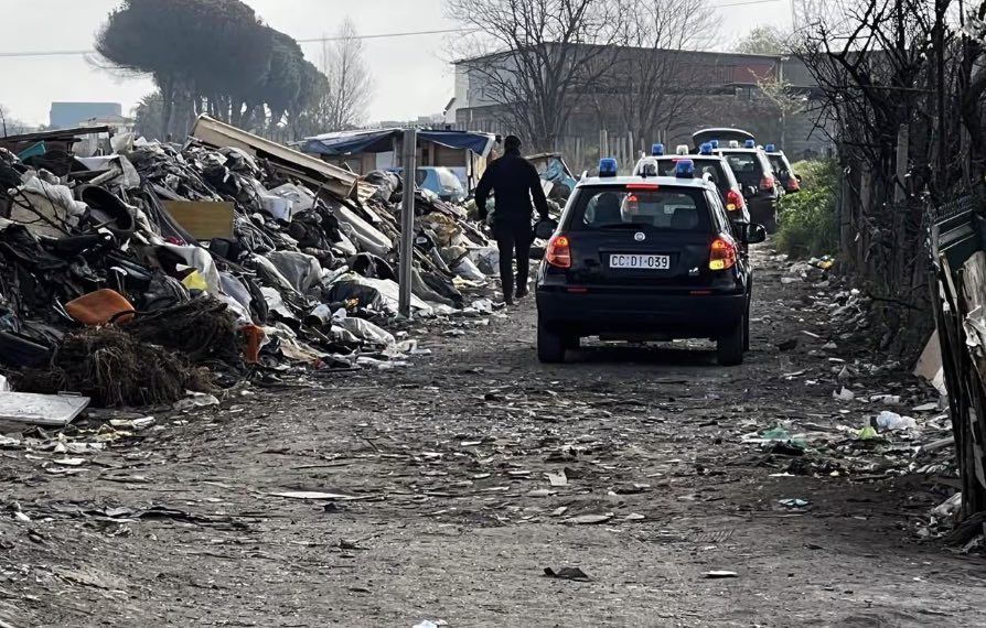 Giugliano, blitz al campo nomadi di via Carrafiello: arrestato 19enne per sversamento di oli esausti