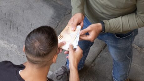 Estorsioni aggravate dal metodo mafioso a Parete, 31enne arrestato dai Carabinieri