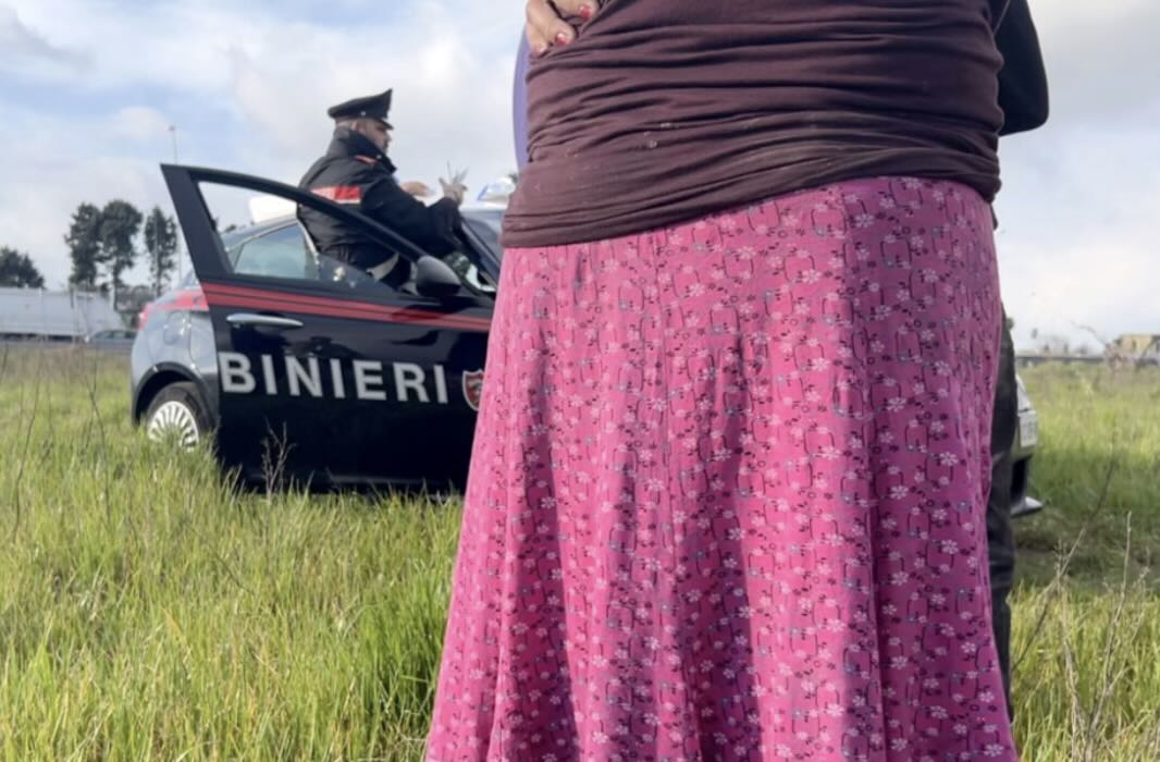 Giugliano, 23enne arrestata per estorsioni al supermercato: per un anno avrebbe imposto “la tassa” ai dipendenti