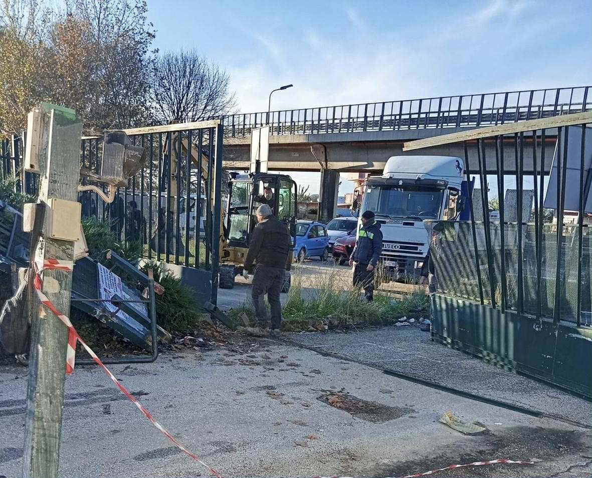 Giugliano, ennesimo raid al mercato ortofrutticolo: sfondato il cancello di ingresso