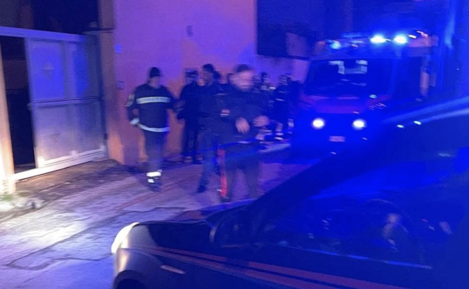 Mondragone, “Faccio esplodere tutto”: si barrica in casa con bombola di gas. Arrestato 56enne