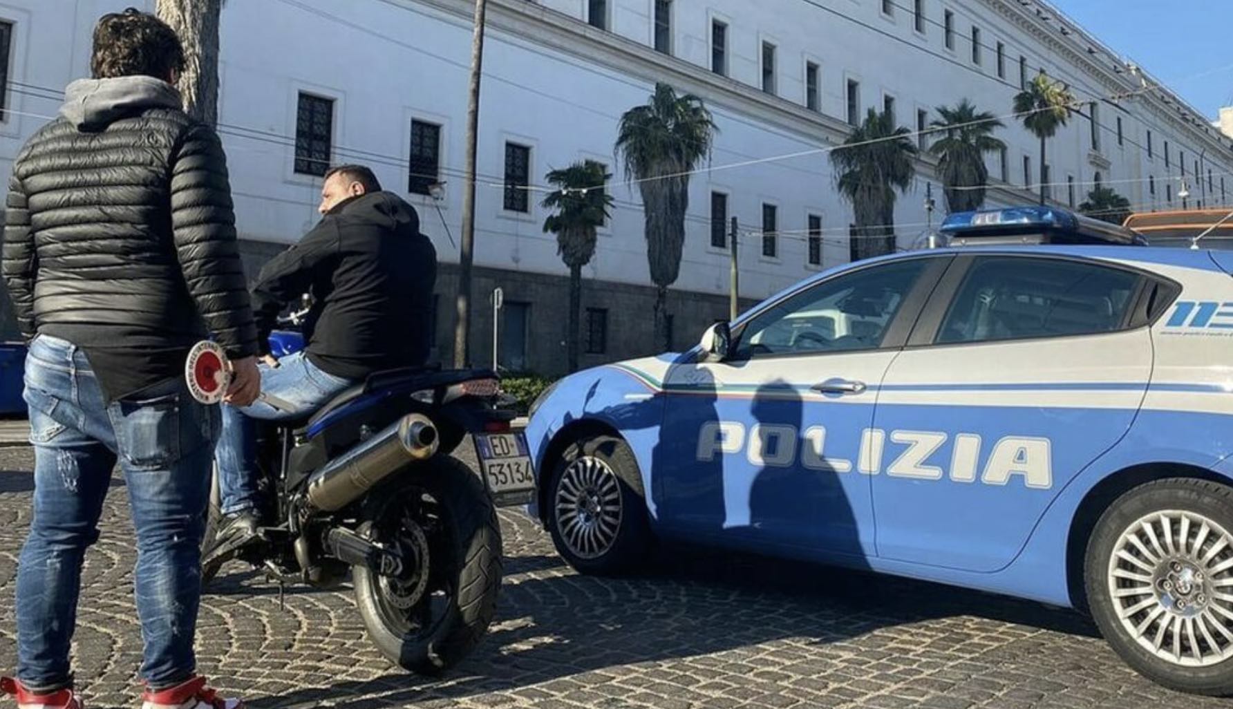 Lite tra minorenni in piazza Carlo III a Napoli, 15enne accoltellato: aggressori in fuga