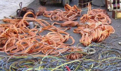 Napoli, nel campo rom di via Grimaldi trovati 30 tonnellate di rame, droni e pannelli solari