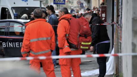 Napoli, spari in pieno giorno nel rione Berlingieri: ferito 17enne