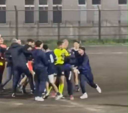qualiano violenza durante match under 19 arbitro preso a pugni da un giocatore da Teleclubitalia.it qualiano violenza durante match under 19 arbitro preso a pugni da un giocatore