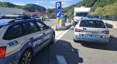 Napoli, rapina in autogrill e inseguimento in A16: arrestati tre uomini